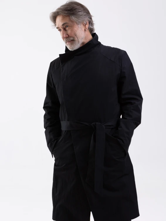 Легкий черный плащ на кнопках