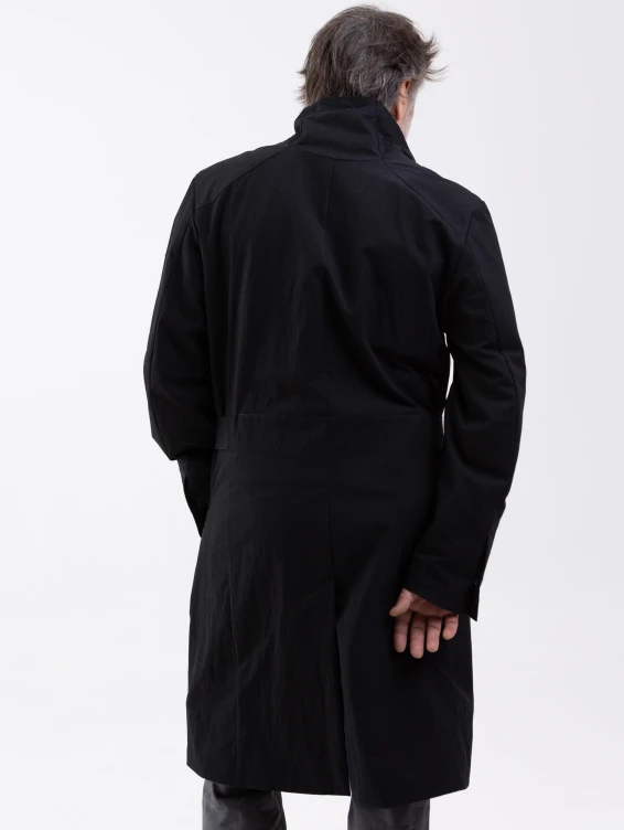 Легкий черный плащ на кнопках