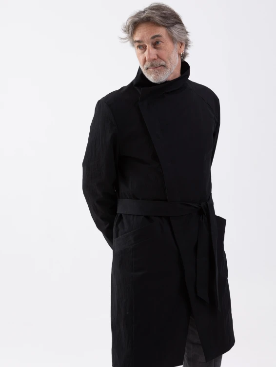 Легкий черный плащ на кнопках