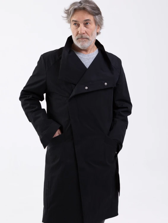 Легкий черный плащ на кнопках