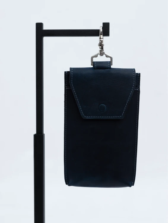 Кожаный подвесной чехол для телефона синий с винтажным эффектом