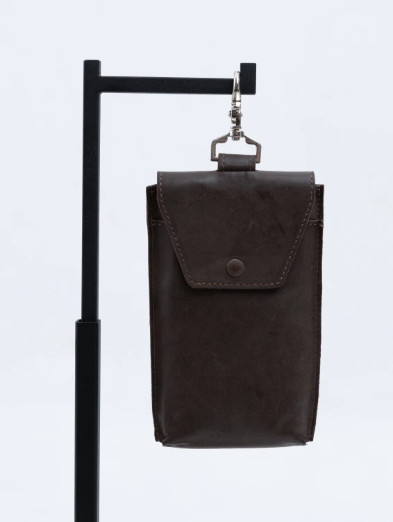 Кожаный подвесной чехол для телефона коричневый