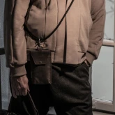 Кожаный подвесной чехол для телефона коричневый