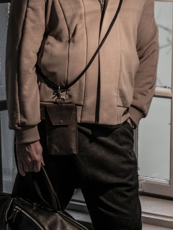 Кожаный подвесной чехол для телефона коричневый