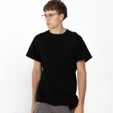 Легкая черная футболка с подвернутыми рукавами