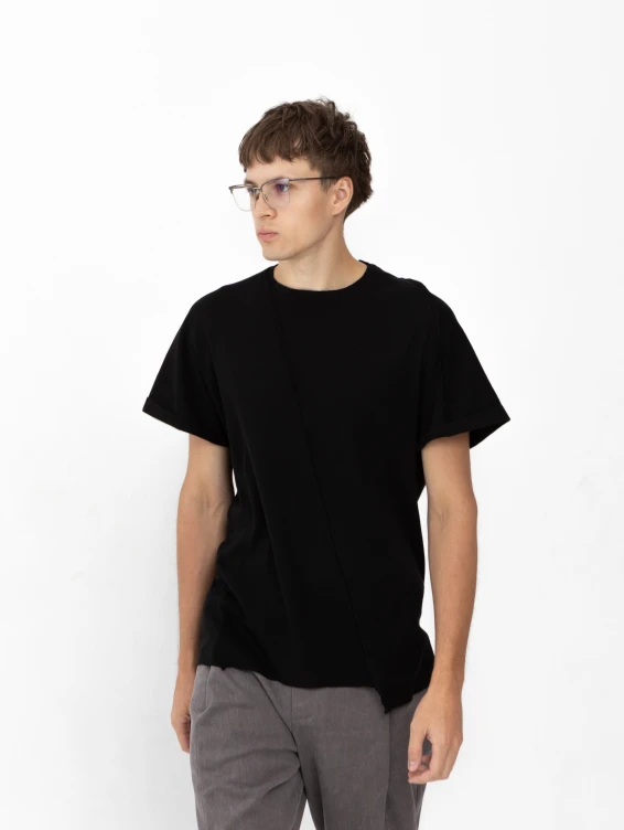 Легкая черная футболка с подвернутыми рукавами