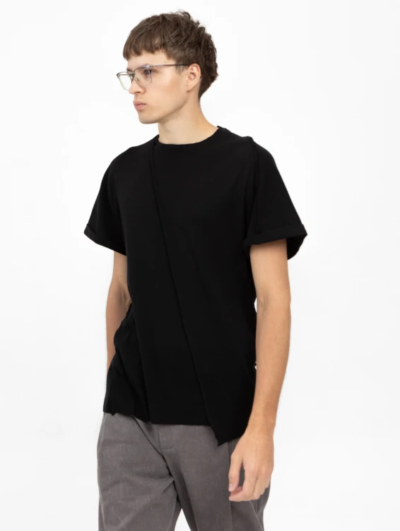 Легкая черная футболка с подвернутыми рукавами