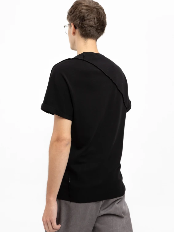 Легкая черная футболка с подвернутыми рукавами
