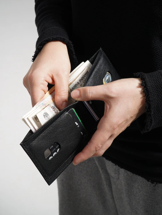 Тонкий кожаный кошелек черный