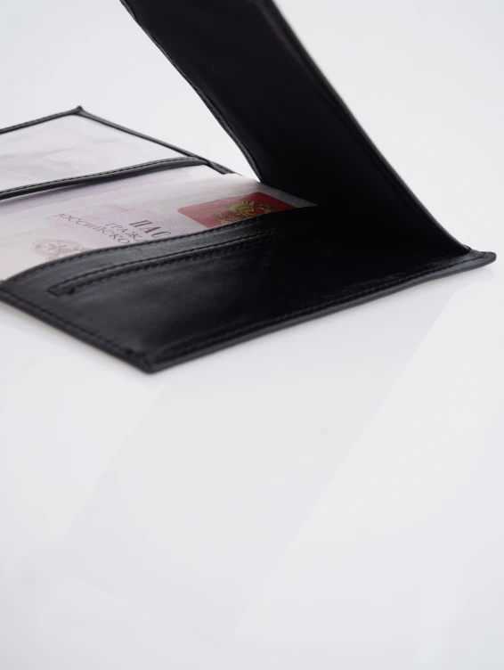Кожаная обложка для паспорта черная