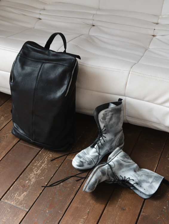 Высокие кожаные ботинки на шнуровке 