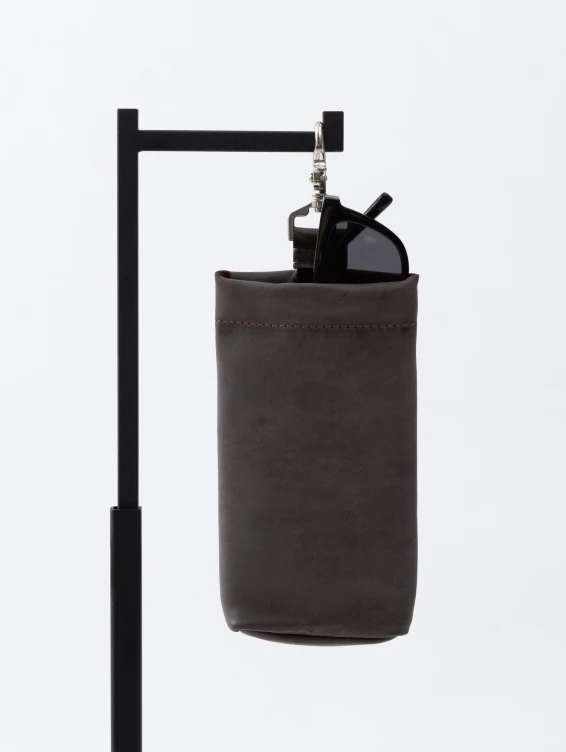 Подвесной кожаный очечник коричневый