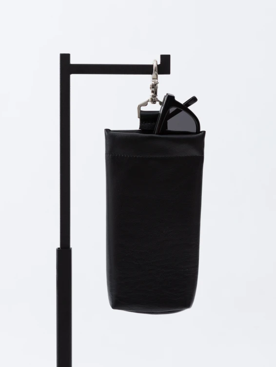 Подвесной кожаный очечник черный