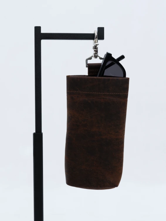 Подвесной кожаный очечник коричневый с винтажным эффектом