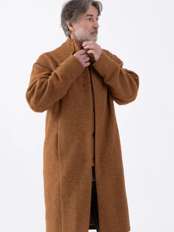 Мягкое шерстяное пальто рыжего цвета