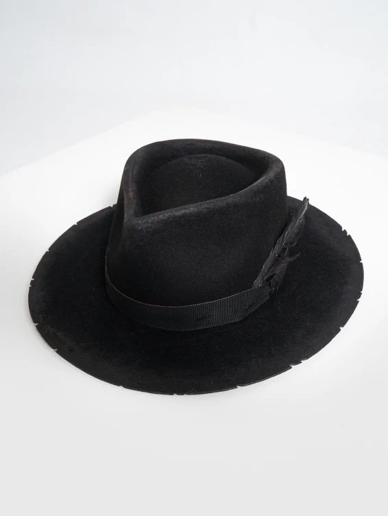 Фетровая шляпа черная вощеная с пером