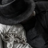 Фетровая шляпа черная вощеная с пером
