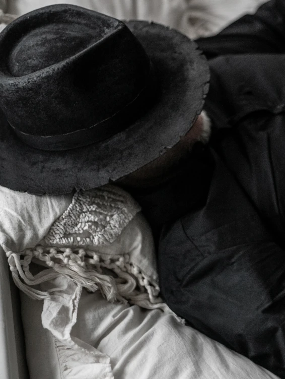 Фетровая шляпа черная вощеная с пером