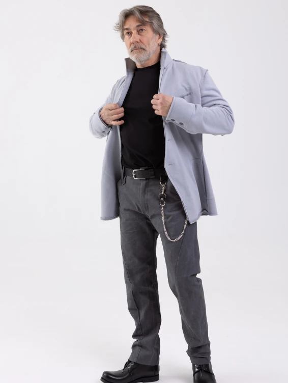 Светло-серый трикотажный жакет на пуговицах