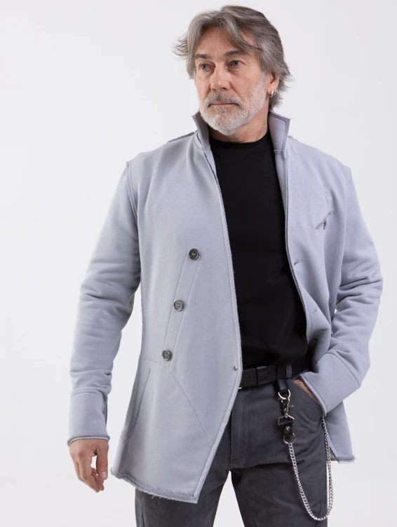 Светло-серый трикотажный жакет на пуговицах