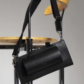 Кожаная сумка с очечником черная