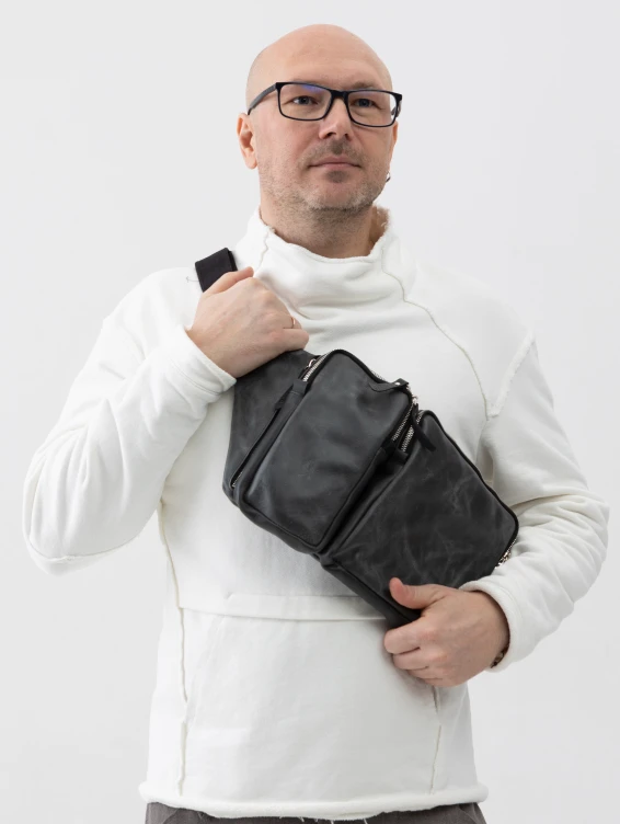 Большая кожаная поясная сумка темно-серого цвета