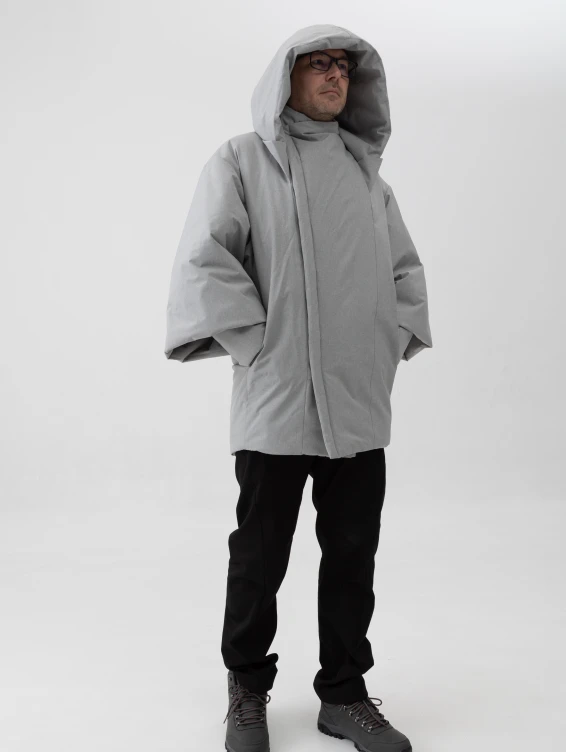 Зимнее пальто с капюшоном cветло-серое