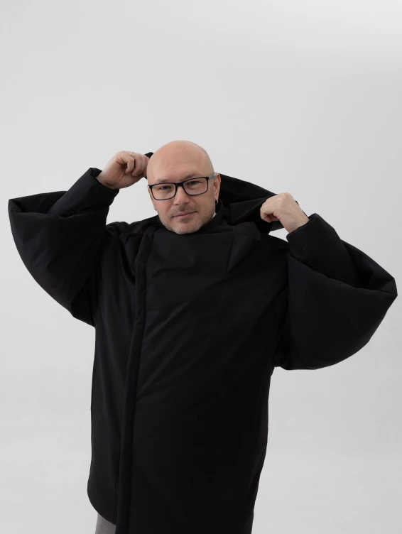 Зимнее пальто с капюшоном чёрное