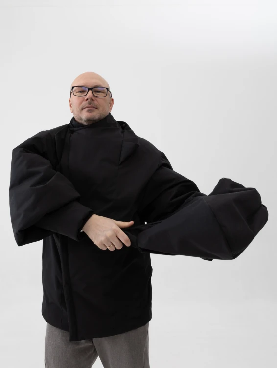 Зимнее пальто с капюшоном чёрное