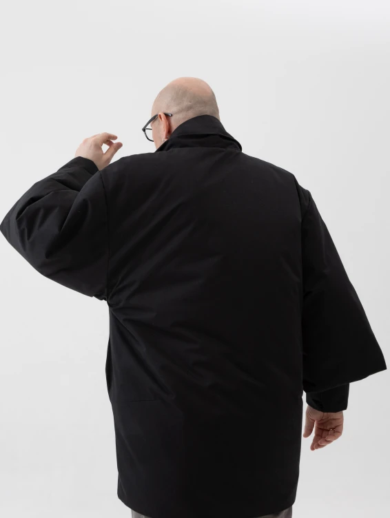 Зимнее пальто с капюшоном чёрное