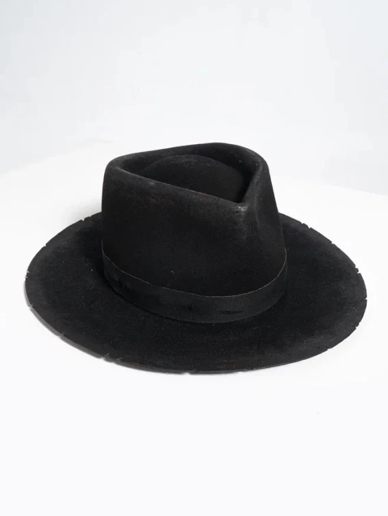 Фетровая шляпа черная вощеная с пером