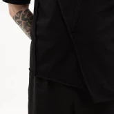 Асимметричная футболка черная, крупный план