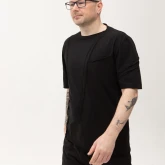Асимметричная футболка черная, вид сбоку спереди