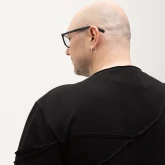 Асимметричная футболка черная, крупный план сзади